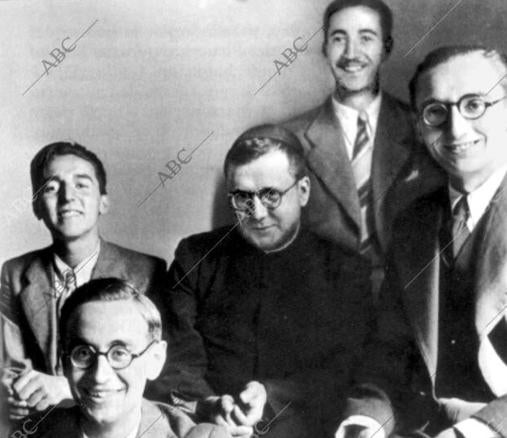 Josemaría Escrivá de Balaguer, junto a los primeros miembros del Opus Dei en Valladolid